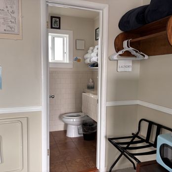 Mermaid Inn - Bathroom - Hotels Near Me - Long Beach, Washington Mermaid Inn - Bathroom - Hotels Near Me - Long Beach, Washington