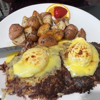 Sweet E's Cafe - Corned beef hash Benedict with roasted potatoes. - Cafes Near Me - Honolulu, Hawaii Sweet E's Cafe - Corned beef hash Benedict with roasted potatoes. - Cafes Near Me - Honolulu, Hawaii