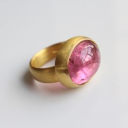 Kammermeier - ring 900 gold pink tourmaline by Traudl Kammermeier