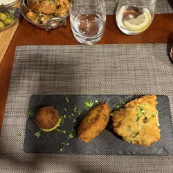 Taberna da Baixa - Cod cakes, fried chicken and cod salad