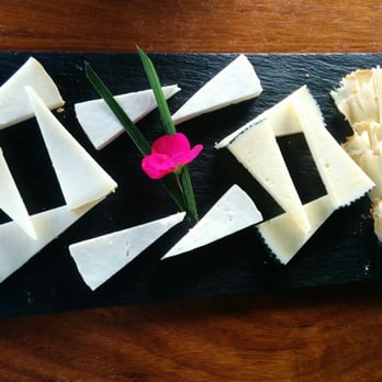 Bodegón las Tapas - Plata de queso - Spanish Near Me - Playa Blanca, GC