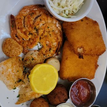 Hank's Seafood Restaurant - Broiled seafood platter - Seafood Near Me - Charleston, South Carolina Hank's Seafood Restaurant - Broiled seafood platter - Seafood Near Me - Charleston, South Carolina