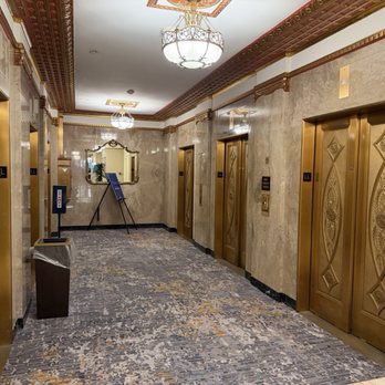 Hilton Milwaukee - Elevators on L Level - Hotels Near Me - Milwaukee, Wisconsin