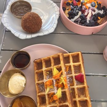 Sugar and Scribe  - Waffles, Lemon Curd Pancakes, fried chicken sausage egg 10/10 - Bakeries Near Me - La Jolla, California