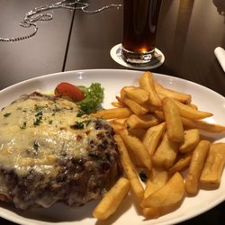 Burggasthof Weißenstein Ferenc Lovey - Schweinesteak gefüllt mit Camenbert und Preiselbeeren
