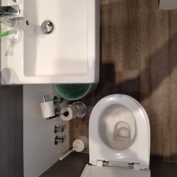 Ostseehotel Baabe - Der Benutzer der Toilette muss unter dem Waschtisch Platz nehmen