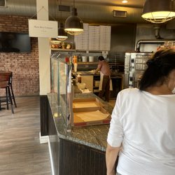 Bravo Pizzeria - Making pizzas to order