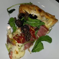 Pizza "Pecados capitales": rúcula, tomates secos, aceitunas negras y muzzarella. Excelente!