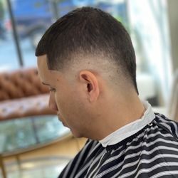 Valdo’s Barbershop - V shapes cut