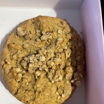 Crumbl - Lakeside - Oatmeal - Bakeries Near Me - Omaha, Nebraska
