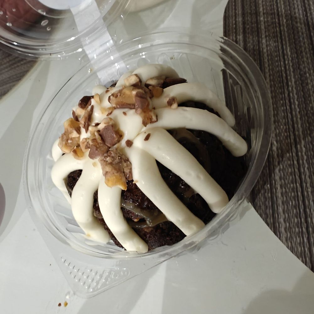 Snickers bunt cake Snickers bunt cake