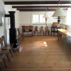 Rauhes Haus - Foto durch das geschlossene Fenster