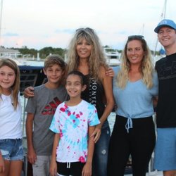 Cruise Palm Beach - Family celebrating a young mans Birthday