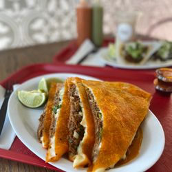 Taco Lounge Escaya - Super birria quesadilla