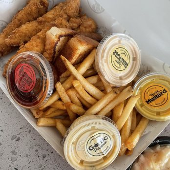 Slim Chickens - Chicken strip box with mac & cheese on the side delicious - Chicken Wings Near Me - Henderson, Nevada