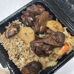 Tylinos Caribbean and American Cuisine - Brown stew chicken with white rice