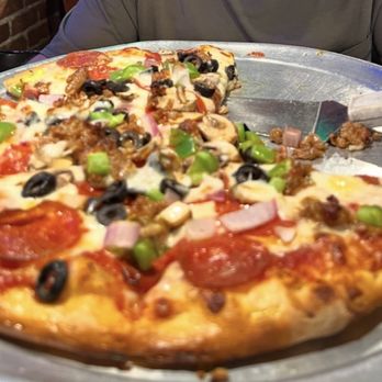 PizMo Cafe - Medium combination. Excellent pizza - Pizza Near Me - Pismo Beach, California