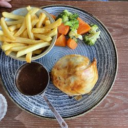 The Exchange - We had the spring rolls, steak pie and roast beef (Sunday special). All food was excellent!!