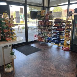 Lebanon Plaza Deli - Wide open entrance, able to accommodate large crowds without feeling squished.