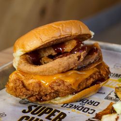 Super Chix - Cheesy BBQ - IG: @nelson_eats