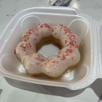 Mochiatsu - Strawberry shortcake - Donuts Near Me - Manchester, Missouri