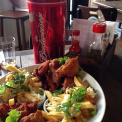 Cartolas Sports Bar - Frango a passarinho com fritas.