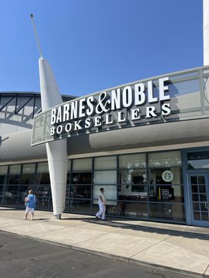 Barnes & Noble by null