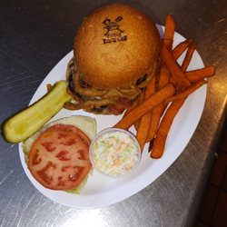 Frogzz Bar N Grill - Burgers galore