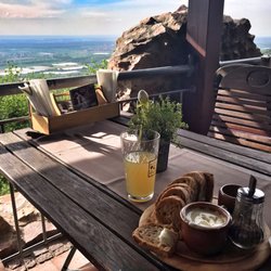 Restaurant Schloß Auerbach - Aussicht und Kochkäse
