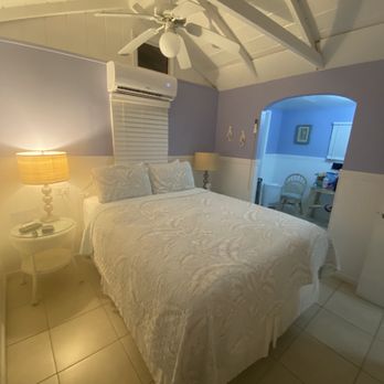 Tropical Cottages - Very comfortable bed and great pillows!' - Hotels Near Me - Marathon, Florida