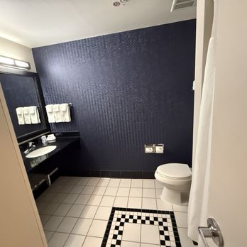 Fairfield by Marriott Inn & Suites Tehachapi - bathroom - Hotels Near Me - Tehachapi, California