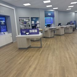 Xfinity Store by Comcast - A lot of desks, but no helpers. Come here if you like waiting.