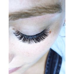 Lash’n Bliss - Volume lashes are perfect to fill in the gaps between your nature lashes, make fuller, soft look.