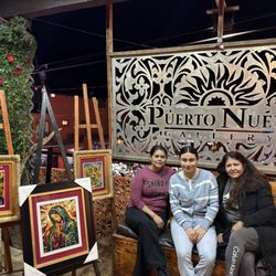 Puerto Nuevo Gallery - Clientas felices en la galería llevándose obra original