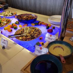 自助山 - Salads and tapas