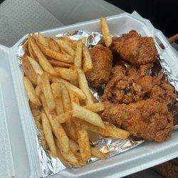 Mrz. Tee’z - 5 wings plate with house sauce come and get you some !
