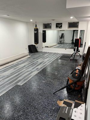 Davies Tile Hardwood & LVT Logo