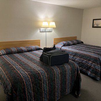 Lighthouse Inn & Restaurant - 2 Queen Beds - Hotels Near Me - Erie, Pennsylvania Lighthouse Inn & Restaurant - 2 Queen Beds - Hotels Near Me - Erie, Pennsylvania