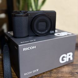 B&C Camera - Ricoh GR IV