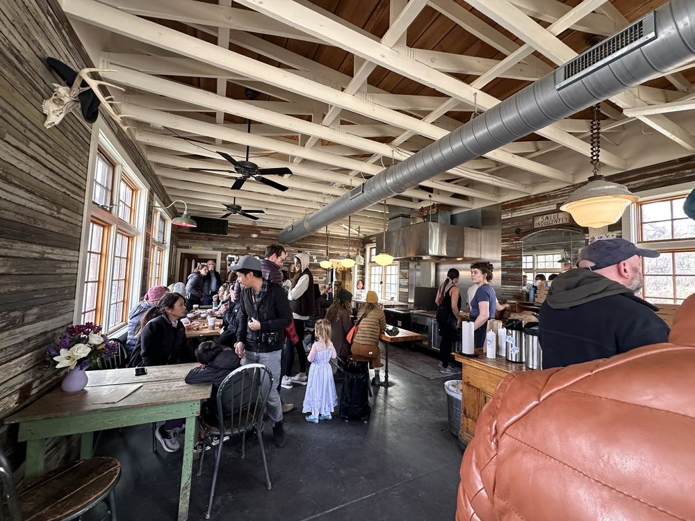 HOLE - Hot Doughnuts and Fresh Coffee