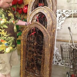 Red's Antiques & Wholesale Barn
