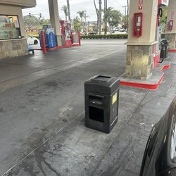 Vons Gas Station - No windshield cleaner or paper towel
