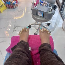 Nails Studio - Pedicure drying.