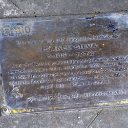 Placa em homenagem a Ismael Silva na Praça - Photo: Alexandre Macieira