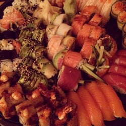 Sushi Familie - En af deres lækre tilbuds menuer med inside-out makier.