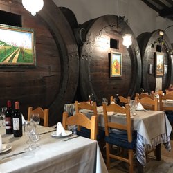 Celler Sa Travessa - Interior del restaurante con antiguas botas de vino.