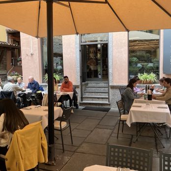 Antico Pozzo - Patio seating - Italian Near Me - Bellagio, AG