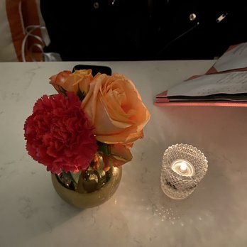 Bar Lis - Table setting, fresh roses - Lounges Near Me - Los Angeles, California