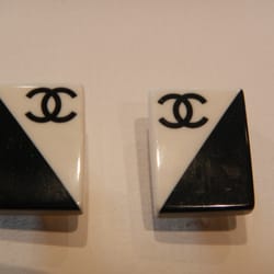 Défilé de Marques - A voir tout un lot de Boucles d'Oreilles Chanel prix super intéressant!!!