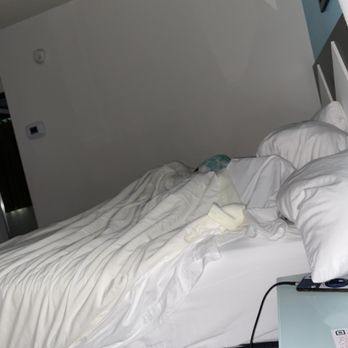 Kings Inn San Diego - Plain white walls made me feel like a patient in a hospital - San Diego, CA